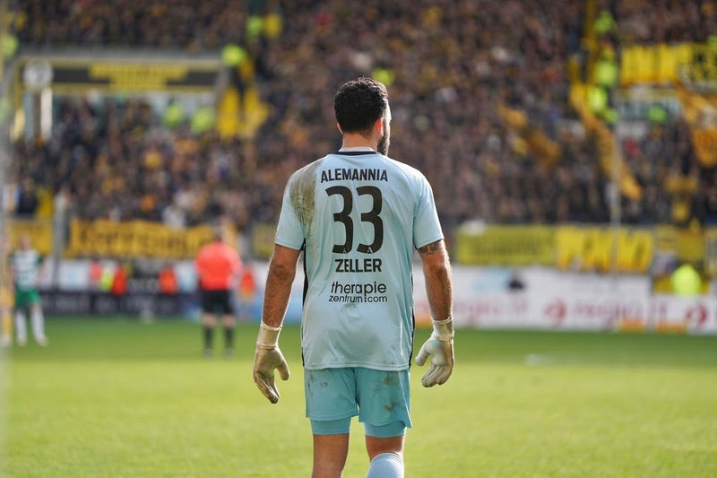 Leroy Zeller mit der Nummer 33 im Trikot von Alemannia Aachen