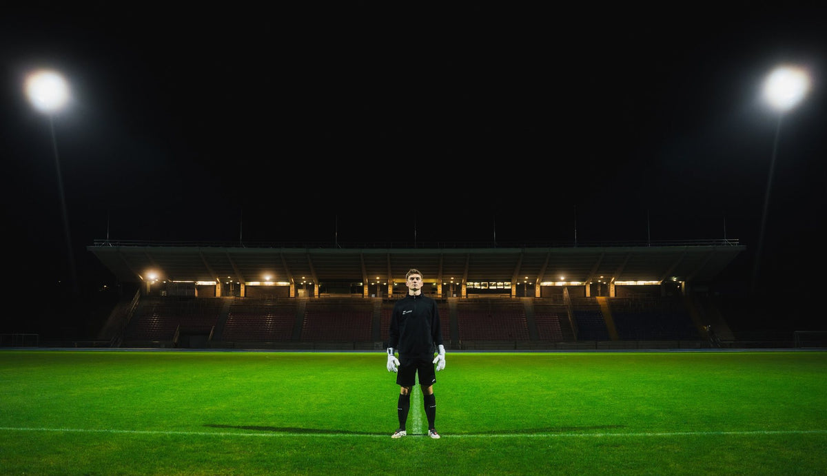 Torhüter allein im Stadion unter Flutlicht